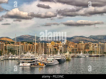 Palma, Mallorca, Balearen, Spanien. 18 Okt, 2004. Den Hafen und Jachthafen von Palma auf der spanischen Insel Mallorca (Mallorca) auf den Balearen im westlichen Mittelmeer, ist mit allen Arten von Schiffen, gefüllt, von Yachten, Motorboote. Es ist eine beliebte Insel für Urlauber und Reisende zu besuchen. Credit: Arnold Drapkin/ZUMA Draht/Alamy leben Nachrichten Stockfoto