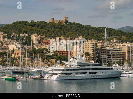 Palma, Mallorca, Balearen, Spanien. 18 Okt, 2004. Den Hafen und Jachthafen von Palma auf der spanischen Insel Mallorca (Mallorca) auf den Balearen im westlichen Mittelmeer, ist mit allen Arten von Schiffen, gefüllt, von Luxus Yachten, Motorbooten und Segelbooten. Es ist eine beliebte Insel für Urlauber und Reisende zu besuchen. Credit: Arnold Drapkin/ZUMA Draht/Alamy leben Nachrichten Stockfoto