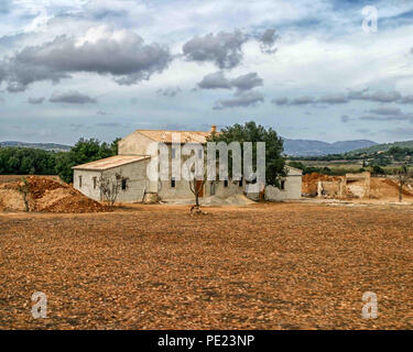 Mallorca, Spanien. 18 Okt, 2004. Ein Bauernhaus in der Landschaft auf der spanischen Insel Mallorca (Mallorca) auf den Balearen im westlichen Mittelmeer, eine beliebte Insel für Urlauber und Reisende zu besuchen. Credit: Arnold Drapkin/ZUMA Draht/Alamy leben Nachrichten Stockfoto