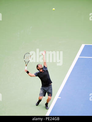 Ohio, USA. 11. August 2018: Marcos Baghdatis CYP gegen Feliciano Lopez ESP dient an der westlichen Süden öffnen, Mason, Ohio, USA. Brent Clark/Alamy leben Nachrichten Stockfoto