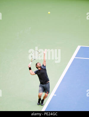 Ohio, USA. 11. August 2018: Marcos Baghdatis CYP gegen Feliciano Lopez ESP dient an der westlichen Süden öffnen, Mason, Ohio, USA. Brent Clark/Alamy leben Nachrichten Stockfoto