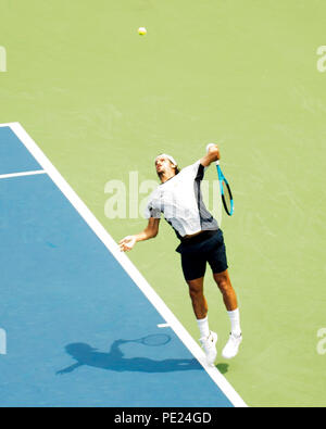 Ohio, USA. 11. August 2018: Feliciano Lopez ESP dient gegen Marcos Baghdatis CYP am westlichen Süden öffnen, Mason, Ohio, USA. Brent Clark/Alamy leben Nachrichten Stockfoto