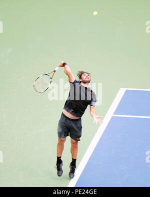 Ohio, USA. 11. August 2018: Marcos Baghdatis CYP gegen Feliciano Lopez ESP dient an der westlichen Süden öffnen, Mason, Ohio, USA. Brent Clark/Alamy leben Nachrichten Stockfoto