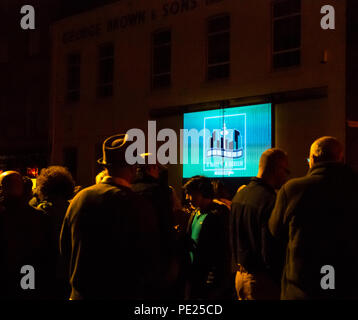 Leith, Schottland, Großbritannien. August 2018. Edinburgh Fringe Festival Outdoor-Event A Wall ist eine Leinwand: Kostenloser geführter Kurzfilmspaziergang mit standortspezifischen Außenvorführungen an Gebäudewänden bei einer Führung durch fünf Orte in den hinteren Straßen von Leith Stockfoto