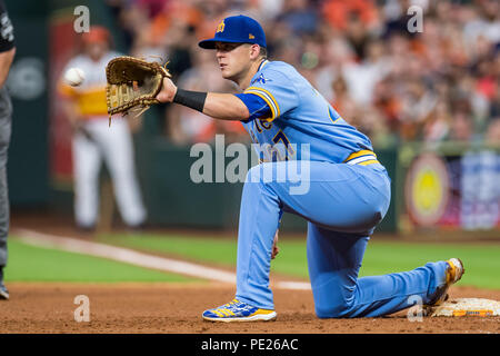 August 10, 2018: Seattle Mariners erste Basisspieler Ryon Healy (27) zeichnet einen während einer Major League Baseball Spiel zwischen den Houston Astros und die Seattle Mariners auf 1970er Nacht im Minute Maid Park in Houston, TX. Die Seemänner gewann das Spiel 5 zu 2. Trask Smith/CSM Credit: Cal Sport Media/Alamy leben Nachrichten Stockfoto