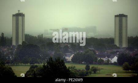 Glasgow, Schottland, Großbritannien 12. August. UK Wetter: Nass nebligen Tag als Dreich für die glorreichen 12. mit Sicht auf weniger als 1,6 km auf die Türme von scotstoun, das Queen Elizabeth Hospital mit dem Clyde titan Kran und knightswood Golfplatz im Süden der Stadt verschwindet im Nassen mit regen den ganzen Tag grünes Licht für den Europäischen Meisterschaften in der Stadt bekannt. Gerard Fähre / alamy Nachrichten Stockfoto