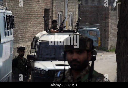 Srinagar, Indien. 12. August 2018. Srinagar, Indien verwaltet. Kaschmir. 12. AUGUST. die indische Armee wacht während der Begegnung am frühen Sonntagmorgen begann zwischen Aufständischen und Regierungstruppen in Batmaloo. Bereich von Srinagar. ein Mitarbeiter der Jammu und Kaschmir Polizei (J&K) getötet wurde und zwei der zentralen Reserve Polizei verletzt wurden. © sofi Suhail/Alamy leben Nachrichten Stockfoto