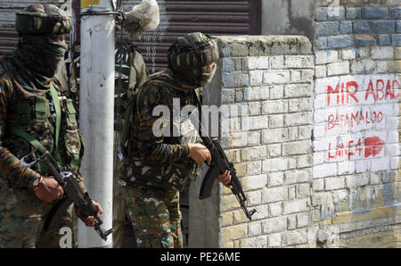 Srinagar, Indien. 12. August 2018. Srinagar, Indien verwaltet. Kaschmir. 12. AUGUST. die indische Armee unter Position, während die Begegnung begann am frühen Sonntagmorgen zwischen Rebellen und Regierungstruppen in Batmaloo. Bereich von Srinagar. ein Mitarbeiter der Jammu und Kaschmir Polizei (J&K) wurde getötet und zwei der zentralen Reserve Polizei verletzt wurden. © sofi Suhail/Alamy leben Nachrichten Stockfoto