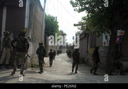 Srinagar, Indien. 12. August 2018. Srinagar, Indien verwaltet. Kaschmir. 12. AUGUST. die indische Armee unter Position, während die Begegnung begann am frühen Sonntagmorgen zwischen Rebellen und Regierungstruppen in Batmaloo. Bereich von Srinagar. ein Mitarbeiter der Jammu und Kaschmir Polizei (J&K) wurde getötet und zwei der zentralen Reserve Polizei verletzt wurden. © sofi Suhail/Alamy leben Nachrichten Stockfoto