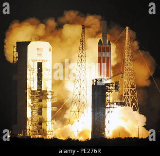 Florida, USA. August 12, 2018 - Cape Canaveral, Florida, United States - United Launch Alliance Delta IV Heavy Rakete hebt ab vom Weltraum aus komplexen 37 Start in Cape Canaveral Air Force Station in Florida, die die NASA-Parker Solar Sonde am 12. August 2018. Wird die Sonde innerhalb von 4 Millionen Meilen von der Oberfläche der Sonne Reisen neue Daten von der Sonnenaktivität zur Verfügung zu stellen. (Paul Hennessy/Alamy) Credit: Paul Hennessy/Alamy leben Nachrichten Stockfoto