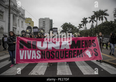 Lima, Peru. 11 Aug, 2018. Die Demonstranten halten ein Banner während eines Ni Una menos Protest gegen geschlechtsspezifische Gewalt in Lima Rally. Ni Una Menos (nicht weniger) verlangt, dass Frauen von der gewaltsamen Todesfälle aus den Händen der Menschen in Peru geschützt werden sollten. Credit: Guillermo Gutierrez/SOPA Images/ZUMA Draht/Alamy leben Nachrichten Stockfoto