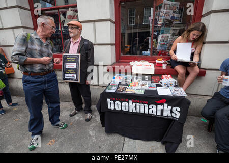 London, Großbritannien. 11 August, 2018. Lesezeichen in Bloomsbury. Menschenmassen versammeln sich die größte britische sozialistische Buchhandlung in einer Anzeige von Solidarität, eine Woche nachdem es bei weitem Invasion - rechten Demonstranten, darunter drei Ukip Verfechter, die seit von der Partei vorbehaltlich einer Untersuchung ausgesetzt worden. Credit: Guy Corbishley/Alamy leben Nachrichten Stockfoto