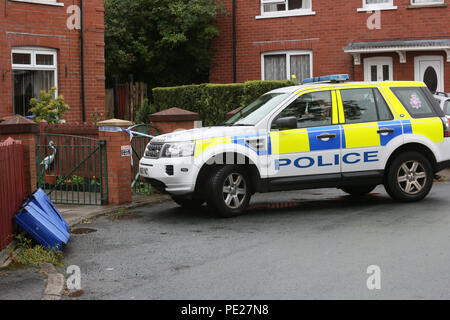 Rochdale, Großbritannien. 12. August 2018. Ein Tatort ist nach dem Sanitäter den Körper eines Mannes auf einem Grundstück an der Pfälzer Straße entdeckt. Und zwei Männer und eine Frau wurden wegen des Verdachts auf Mord verhaftet worden. Ein Polizei Pressemitteilung heißt, Kriminalkommissar Debbie Dooley, von GMPÕs Rochdale Borough, sagte: ÒWe haben ein Team der Detektive alles, was Sie tun können, um diesen Mann zu identifizieren und herauszufinden, was mit ihm passiert. Quelle: Barbara Koch/Alamy leben Nachrichten Stockfoto