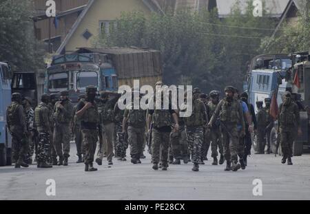 Srinagar, Kashmir, Indien. 12 Aug, 2018. Indische Kräfte ein Cordon und Suchen in Batamaloo, Srinagar, Kashmir Indian-Administered - am Sonntag, den 12. August 2018. Eine spezielle Operation Group (SOG) Personal nämlich Parvaiz Ahmad wurde getötet und vier andere, darunter einen Polizisten und drei CRPF personnels bekam Verletzungen während einer Begegnung mit den Rebellen in Batamaloo, Srinagar. Aber, Rebellen verwaltet von der Stelle nach dem Austausch von Feuer mit den Kräften zu entkommen. Credit: Sanna Irshad Mattoo/ZUMA Draht/Alamy leben Nachrichten Stockfoto