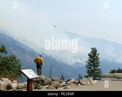 Yosemite, USA. 10 Aug, 2018. Rauch und Feuer steigen am westlichen Rand des Parks. Das Yosemite Valley ist eine der größten touristischen Attraktionen in den USA. Aber Waldbrände haben nun die Kalifornische Naturpark mit einem eingeschränkten Bereich gemacht. Quelle: Barbara Munker/dpa/Alamy leben Nachrichten Stockfoto