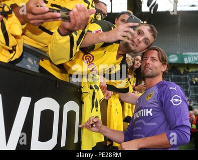 Dortmund, Deutschland. 11 Aug, 2018. firo: 11.08.2018 Fußball, Saison 2017/2018 1.Bundesliga: Borussia Dortmund Saison Eröffnung, Roman WEIDENFELLER, macht selfie mit Ventilator, | Verwendung der weltweiten Kredit: dpa/Alamy leben Nachrichten Stockfoto