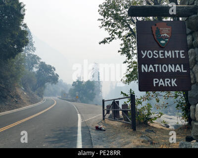 Yosemite, USA. 10 Aug, 2018. Eintrag ins Yosemite Valley. Das Yosemite Valley ist eine der größten touristischen Attraktionen in den USA. Aber Waldbrände haben nun die Kalifornien Naturschutzgebiet mit einem eingeschränkten Bereich gemacht. Quelle: Barbara Munker/dpa/Alamy leben Nachrichten Stockfoto