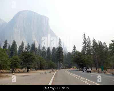 Yosemite, USA. 10 Aug, 2018. Blick auf El Capitan. Das Yosemite Valley ist eine der größten touristischen Attraktionen in den USA. Aber Waldbrände haben nun die Kalifornien Naturschutzgebiet mit einem eingeschränkten Bereich gemacht. Quelle: Barbara Munker/dpa/Alamy leben Nachrichten Stockfoto