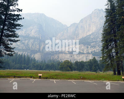 Yosemite, USA. 10 Aug, 2018. Leere Parkplätze. Das Yosemite Valley ist eine der größten touristischen Attraktionen in den USA. Aber Waldbrände haben nun die Kalifornien Nature Reserve eine einsame, eingeschränkter Bereich. Quelle: Barbara Munker/dpa/Alamy leben Nachrichten Stockfoto