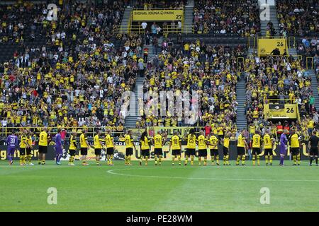 Dortmund, Deutschland. 11 Aug, 2018. firo: 11.08.2018 Fußball, Saison 2017/2018 1.Bundesliga: Borussia Dortmund, Öffner, Spieler betreten das Feld, ganze Zahl, | Verwendung der weltweiten Kredit: dpa/Alamy leben Nachrichten Stockfoto