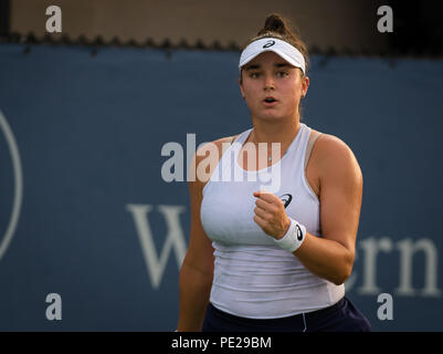 Cincinnati, USA. August 11, 2018 - Caroline Dolehide der Vereinigten Staaten in Aktion während der Qualifikation an die 2018 Western & Southern Öffnen WTA Premier 5 Tennis Turnier Quelle: AFP 7/ZUMA Draht/Alamy leben Nachrichten Stockfoto