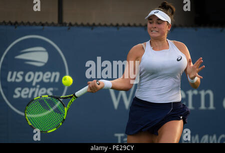 Cincinnati, USA. August 11, 2018 - Caroline Dolehide der Vereinigten Staaten in Aktion während der Qualifikation an die 2018 Western & Southern Öffnen WTA Premier 5 Tennis Turnier Quelle: AFP 7/ZUMA Draht/Alamy leben Nachrichten Stockfoto