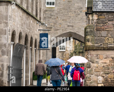 Holyrood Edinburgh, Edinburgh, Schottland, Vereinigtes Königreich, 12. August 2018. UK Wetter: Regen und Nebel, wie die Reste der Sturm Debby Hits das Kapital nicht Touristen in Holyrood Palace abhalten. Die Menschen in der Warteschlange der Palast Sonnenschirme halten eingeben Stockfoto