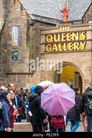 Holyrood Edinburgh, Edinburgh, Schottland, Vereinigtes Königreich, 12. August 2018. UK Wetter: Regen und Nebel, wie die Reste der Sturm Debby Hits das Kapital nicht Touristen in Holyrood Palace abhalten. Die Leute in der Warteschlange zu im Queen's Gallery holding Sonnenschirme Stockfoto