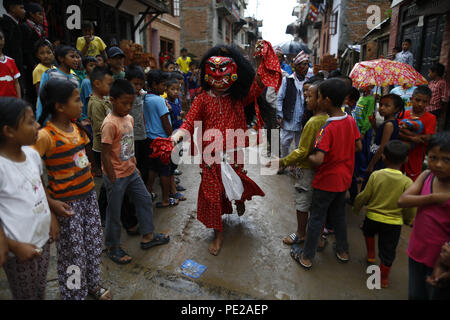 Kathmandu, Nepal. 12 Aug, 2018. Eine Lakhey Lakhey führt einen traditionellen Tanz in Glauben, böse Geister und Krankheiten am Stadtrand von Kathmandu, Nepal am Sonntag, 12. August 2018 abzuwehren. Credit: Skanda Gautam/ZUMA Draht/Alamy leben Nachrichten Stockfoto