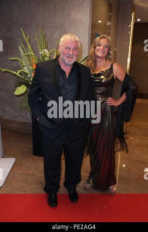 Machern, Deutschland. 11 Aug, 2018. Heinz Hoenig und Freundin Gabriele Lechner sind die Gäste in der 11. GRK Golf Charity Masters Gala im Westin Hotel Leipzig. Credit: Carl Seidel/dpa-Zentralbild/ZB/dpa/Alamy leben Nachrichten Stockfoto