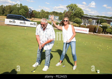 Machern, Deutschland. 11 Aug, 2018. Heinz Hoenig und Freundin Gabriele Lechner sind die Gäste in der 11. GRK Golf Charity Masters am Golf & Country Club Leipzig. Credit: Carl Seidel/dpa-Zentralbild/ZB/dpa/Alamy leben Nachrichten Stockfoto