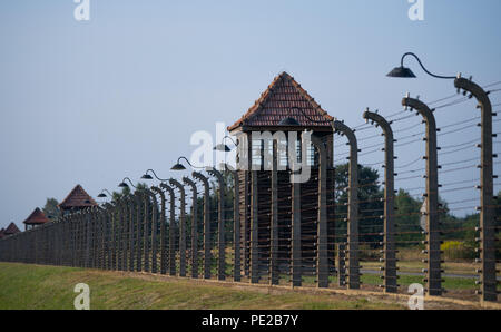 Oswiecim, Polen. 09 Aug, 2018. Blick auf ein Stacheldrahtzaun und Wachtürme im ehemaligen Vernichtungslager Auschwitz-Birkenau. Von 1940 bis 1945 hat die SS betrieben mit zahlreichen Nebenlagern des KZ Auschwitz als Vernichtungslager und Konzentrationslager komplex. Credit: Monika Skolimowska/dpa-Zentralbild/dpa/Alamy leben Nachrichten Stockfoto