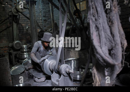 Dhaka, Bangladesch. 12. August 2018. Kinderarbeit in der Aluminiumfabrik in Dhaka, Bangladesch am 12. August 2018. Aluminium Factory ist sehr häufig in Bangladesch, wo verschiedene Arten von Topf und jar aus Aluminium. Solche Industrie schafft eine gute Quelle für die Beschäftigung. Unter diesen Arbeitnehmer, viele von ihnen sind Kinder im Alter von weniger als 15 Jahren. Credit: zakir Hossain chowdhury Zakir/Alamy leben Nachrichten Stockfoto