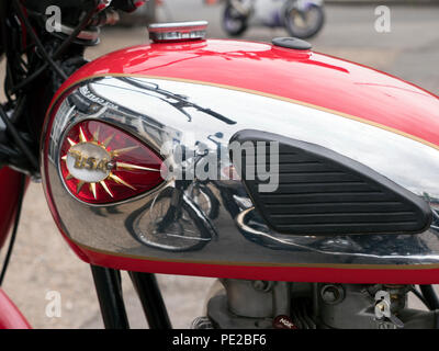 London, Großbritannien. 12. August 2018. Klassische Motorräder im Vintage Motorrad Treffen im Ace Cafe London UK Credit: Martyn Goddard/Alamy leben Nachrichten Stockfoto