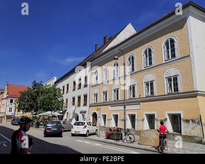 Braunau am Inn, Österreich. 30 Aug, 2017. Haus, wo Adolf Hitler war geboren. In einem einfachen gelben Haus im Salzburger Vorstadt 15, Braunau am Inn, wo seine Eltern eine kleine Wohnung gemietet, Adolf Hitler am 20. April 1889 geboren wurde. Er wurde später die schlimmsten Verbrecher in der Geschichte. In seinem Geburtshaus in der Österreichischen Stadt Braunau am Inn Sie versuchen ihn zu vergessen. Sie wollen die Neonazis ein Wallfahrtsort von diesem Ort zu vermeiden. Deshalb ist der Staat das Gebäude vom Eigentümer enteignet, Gerlinde Pommer - Angloher, letztes Jahr, und planen es zu erstellen und es für charitative Zwecke verwenden. (Cre Stockfoto