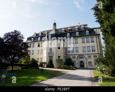 Braunau am Inn, Österreich. 30 Aug, 2017. Internat der Schwestern der Congregatio Jesu, wo Eva Braun als junger Student lebte. Es war hier, als Hitler sie zum ersten Mal. Sie wurden Geliebte bis zu seinem Tod im Jahr 1945. In einem einfachen gelben Haus im Salzburger Vorstadt 15, Braunau am Inn, wo seine Eltern eine kleine Wohnung gemietet, Adolf Hitler wurde am 20. April 1889 geboren. Er wurde später die schlimmsten Verbrecher in der Geschichte. In seinem Geburtshaus in der Österreichischen Stadt Braunau am Inn Sie versuchen ihn zu vergessen. Sie wollen die Neonazis ein Wallfahrtsort von diesem Ort zu vermeiden. Deshalb ist der Staat Stockfoto