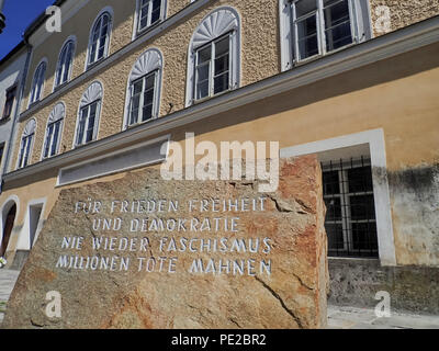 Braunau am Inn, Österreich. 30 Aug, 2017. Vor Hitlers Geburtsort Es ist ein Stein von einem Stein - Steinbruch im KZ Mauthausen, in denen die Gefangenen arbeiten mussten. '' Für Frieden, Freiheit und Demokratie. Nie mehr Faschismus. Mit Millionen von Toten gewarnt.'' ist darauf geschrieben. In einem einfachen gelben Haus im Salzburger Vorstadt 15, Braunau am Inn, wo seine Eltern eine kleine Wohnung gemietet, Adolf Hitler am 20. April 1889 geboren wurde. Er wurde später die schlimmsten Verbrecher in der Geschichte. In seinem Geburtshaus in der Österreichischen Stadt Braunau am Inn Sie versuchen ihn zu vergessen. Sie wollen die Neonazis eine pilgri zu vermeiden. Stockfoto