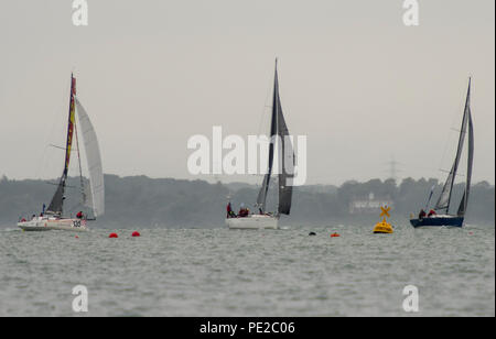 Isle of Wight, Großbritannien. 12. August 2018. Die runde Großbritannien und Irland Sevenstar Yacht Race verlassen den Solent nach dem Starten im Royal Yacht Squadron Linie in Cowes auf der Isle of Wight. Eine der Yachtings härtesten Rennen mit harten Wetterbedingungen und einige der wettbewerbsfähigsten Segler der Welt. 1800 nautische Meilen um die Küste von Großbritannien und Irland in einigen der härtesten und schwierigsten Bedingungen segeln und Gewässer der Welt. Organisiert von der Royal Ocean Racing Club und von sevenstar Yacht Transport gefördert. Quelle: Steve Hawkins Fotografie/Alamy leben Nachrichten Stockfoto