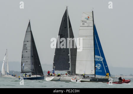 Isle of Wight, Großbritannien. 12. August 2018. Die runde Großbritannien und Irland Sevenstar Yacht Race verlassen den Solent nach dem Starten im Royal Yacht Squadron Linie in Cowes auf der Isle of Wight. Eine der Yachtings härtesten Rennen mit harten Wetterbedingungen und einige der wettbewerbsfähigsten Segler der Welt. 1800 nautische Meilen um die Küste von Großbritannien und Irland in einigen der härtesten und schwierigsten Bedingungen segeln und Gewässer der Welt. Organisiert von der Royal Ocean Racing Club und von sevenstar Yacht Transport gefördert. Quelle: Steve Hawkins Fotografie/Alamy leben Nachrichten Stockfoto