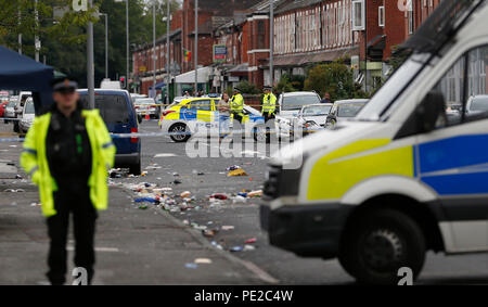 Manchester, Großbritannien. 12 Aug, 2018. Polizisten kommen in der Szene der Masse schießen im Moss Side, Manchester, UK, 12.08.2018, auftritt. Eine Masse schießen im britischen Manchester verletzte 10 Personen Sonntag Morgen, lokale Behörden, sagte. Credit: Ed Sykes/Xinhua/Alamy leben Nachrichten Stockfoto