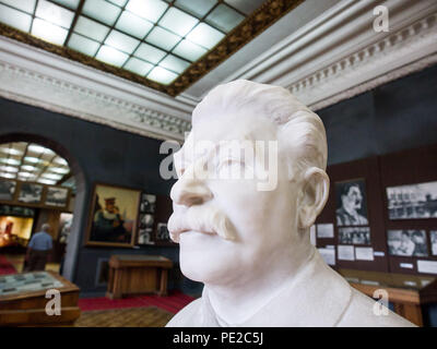 Gori, Georgia. 15 Sep, 2017. Büste von Stalin. Für die ganze Welt, Josef Vissarionovich Stalin, der herrschenden war die Sowjetunion von 1941 - 1953 ist ein Diktator. In Gori, Georgien, wo er als Susanne Dschugaschwili geboren wurde, ist er für ein Held betrachtet. Sein Museum wurde 1957 eröffnet und ist auch heute noch die Besucher. Haus, wo er geboren ist immer noch dort stehen auf dem Hauptplatz, in Marmor Gebäude geschützt. Viele Menschen in Gori denke, dass das Leben besser in Zeiten des Kommunismus und der Sowjetunion war. Stalin hat eine Menge Respekt. Auch im Museum, Tatsachen über seine Diktatur Stockfoto