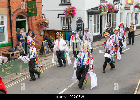 Warrington, Großbritannien. 12. August 2018. Die alte Tradition der Lymm Rushbearing wurde nach einer Abwesenheit von zwei Jahren wiederbelebt. Die Veranstaltung nicht in einer Prozession auf den Autobahnen wie in der Vergangenheit, sondern nach der Erfassung in der Nähe der unteren Damm ca. 4:00 Uhr und die Verarbeitung bis die Dingle, das Festival endete mit einem Gottesdienst in der St. Mary's Church Credit: John Hopkins/Alamy leben Nachrichten Stockfoto