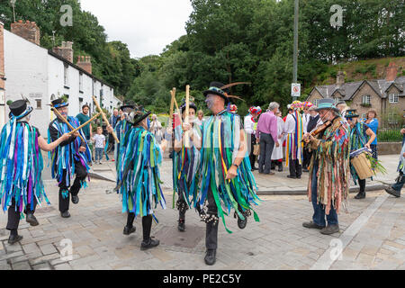 Warrington, Großbritannien. 12. August 2018. Die alte Tradition der Lymm Rushbearing wurde nach einer Abwesenheit von zwei Jahren wiederbelebt. Die Veranstaltung nicht in einer Prozession auf den Autobahnen wie in der Vergangenheit, sondern nach der Erfassung in der Nähe der unteren Damm ca. 4:00 Uhr und die Verarbeitung bis die Dingle, das Festival endete mit einem Gottesdienst in der St. Mary's Church Credit: John Hopkins/Alamy leben Nachrichten Stockfoto