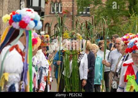 Warrington, Großbritannien. 12. August 2018. Die alte Tradition der Lymm Rushbearing wurde nach einer Abwesenheit von zwei Jahren wiederbelebt. Die Veranstaltung nicht in einer Prozession auf den Autobahnen wie in der Vergangenheit, sondern nach der Erfassung in der Nähe der unteren Damm ca. 4:00 Uhr und die Verarbeitung bis die Dingle, das Festival endete mit einem Gottesdienst in der St. Mary's Church Credit: John Hopkins/Alamy leben Nachrichten Stockfoto