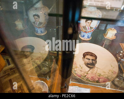 Gori, Georgia. 15 Sep, 2017. Im Museum, Geschenke, die Stalin aus der Welt Politiker haben, sind auf dem Display. Für die ganze Welt, Josef Vissarionovich Stalin, der herrschenden war die Sowjetunion von 1941 - 1953 ist ein Diktator. In Gori, Georgien, wo er als Susanne Dschugaschwili geboren wurde, ist er für ein Held betrachtet. Sein Museum wurde 1957 eröffnet und ist auch heute noch die Besucher. Haus, wo er geboren ist immer noch dort stehen auf dem Hauptplatz, in Marmor Gebäude geschützt. Viele Menschen in Gori denke, dass das Leben besser in Zeiten des Kommunismus und der Sowjetunion war. Stalin hat eine Menge re Stockfoto