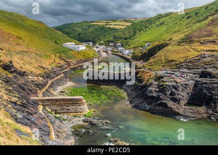 Cornwall, UK. 12. August 2018. Deutschland Wetter - Touristen genießen eine kurze Atempause von der anhaltenden Stürme, die in den malerischen kleinen Hafen von Boscastle an der Nordküste von Cornwall. Credit: Terry Mathews/Alamy leben Nachrichten Stockfoto