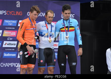 Schottland, Großbritannien. 12. August 2018. Siegertreppchen (L-R) Mathieu van der Poel; Matteo Trentin; Wout Van Aert) Elite Herren Straßenrennen, UEC Europameisterschaft, Glasgow, Schottland. Credit: Colin Fisher/Alamy leben Nachrichten Stockfoto