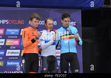 Schottland, Großbritannien. 12. August 2018. Siegertreppchen (L-R) Mathieu van der Poel; Matteo Trentin; Wout Van Aert) Elite Herren Straßenrennen, UEC Europameisterschaft, Glasgow, Schottland. Credit: Colin Fisher/Alamy leben Nachrichten Stockfoto