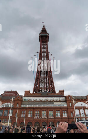 Blackpool, Großbritannien. 12. August 2018 - RAF rote Pfeile fliegen über Blackpool Tower am Ende der jährlichen Blackpool Airshow. Die roten Pfeile flogen vor dem Hintergrund des aufkommenden Sturm und durchgeführt für eine Menge von zig Tausend entlang der Promenade in Blackpool. Credit: Benjamin Wareing/Alamy leben Nachrichten Stockfoto