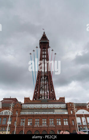 Blackpool, Großbritannien. 12. August 2018 - RAF rote Pfeile fliegen über Blackpool Tower am Ende der jährlichen Blackpool Airshow. Die roten Pfeile flogen vor dem Hintergrund des aufkommenden Sturm und durchgeführt für eine Menge von zig Tausend entlang der Promenade in Blackpool. Credit: Benjamin Wareing/Alamy leben Nachrichten Stockfoto